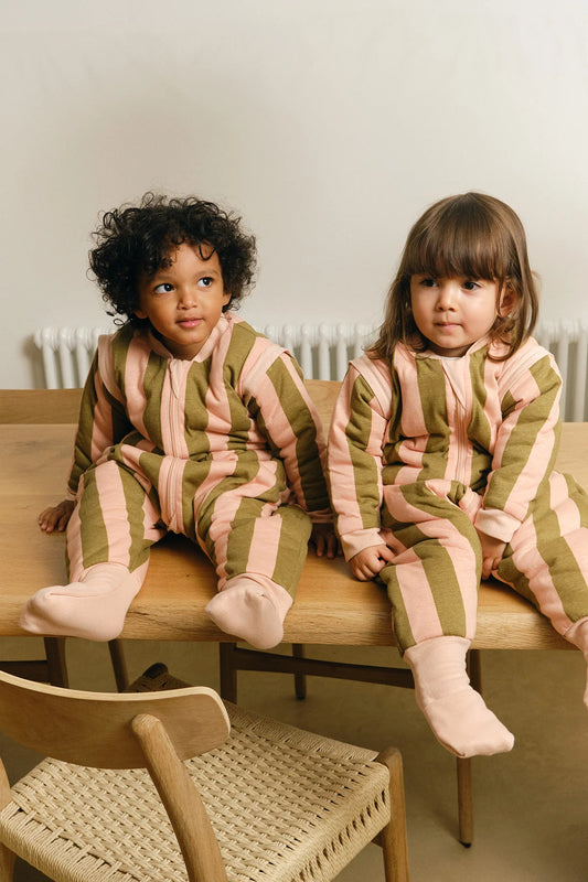 Macacão de Dormir com Mangas e Meias – Riscas Khaki & Rose – TOG 2.5