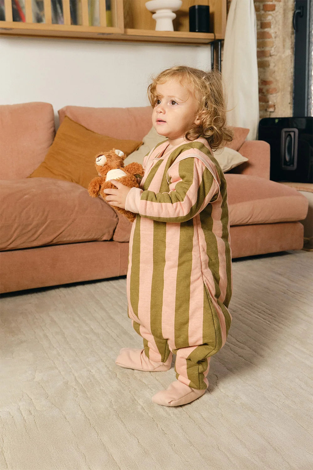 Macacão de Dormir com Mangas e Meias – Riscas Khaki & Rose – TOG 2.5